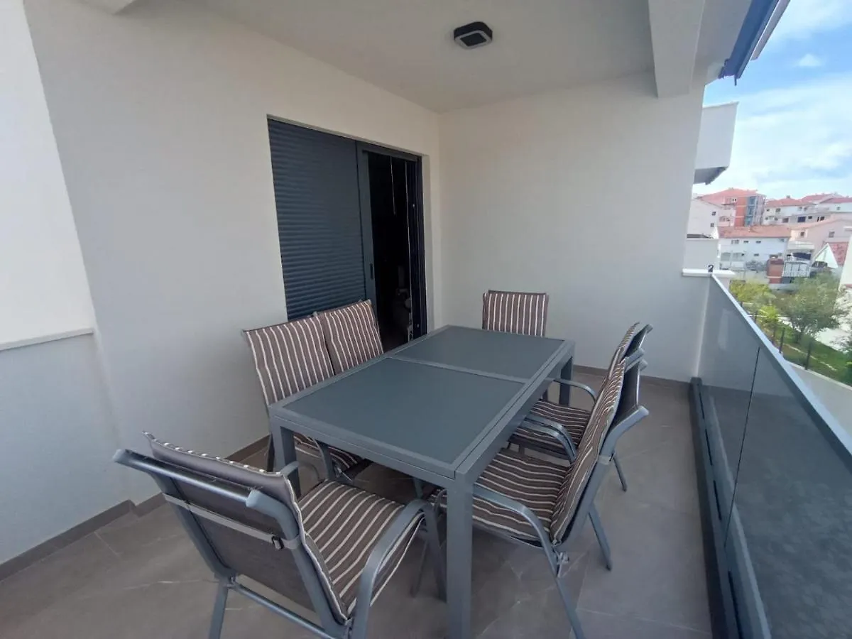 Apartment Kuraja トロギール 0*,